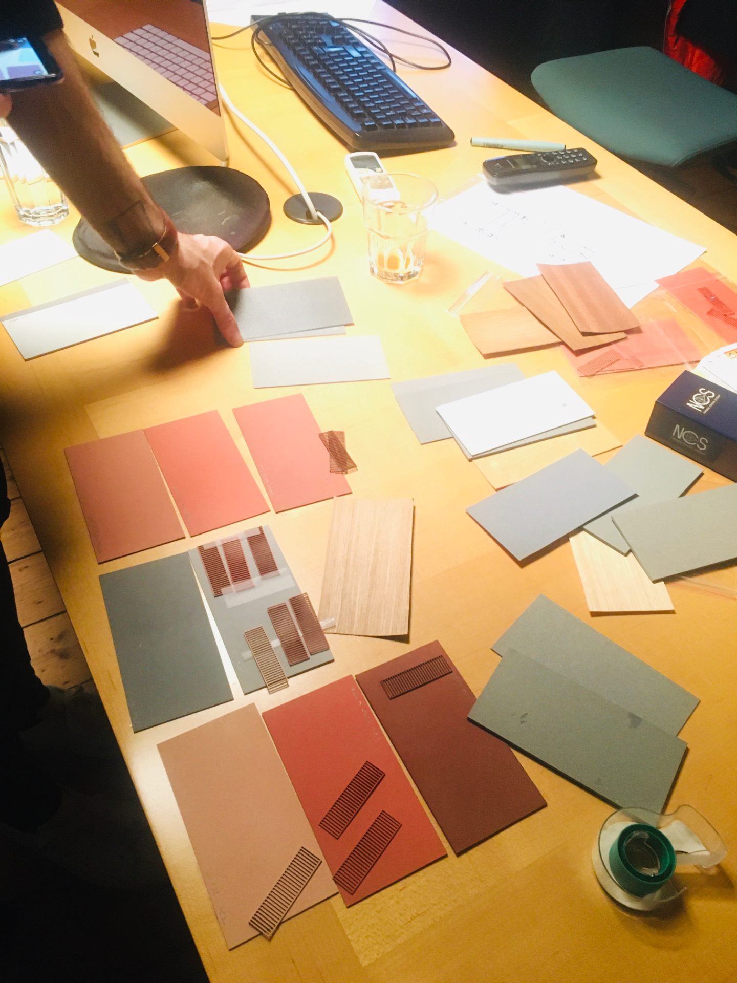 Maket kartelası üzerinde renk seçimi – Küçük Atölye çalışma masasından detay